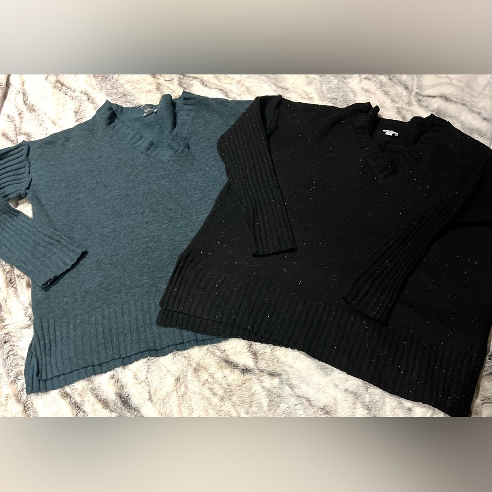 dip V-Neck Sweaters in Teal and Black - Ribbed Hem Styles Women’s M